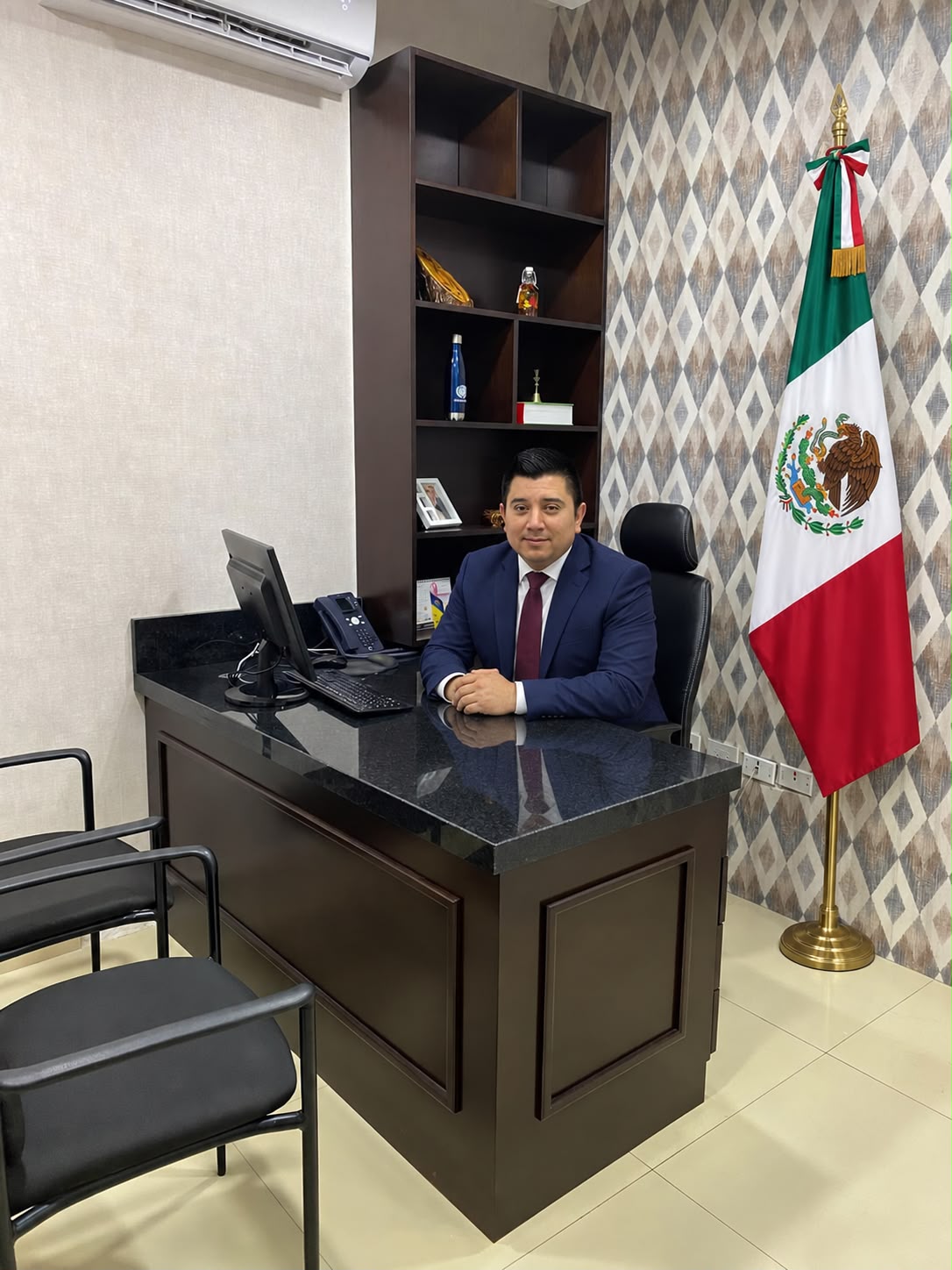 Retrato formal de L.C.P. Jesús Adán Avilez Soto, Director General de ASV Consultores